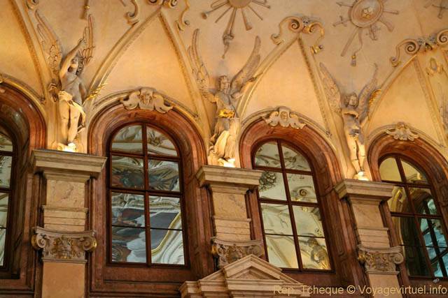Anges sculptés dans la grande salle de représentation, Palais Wallenstein - Prague, République Tchèque