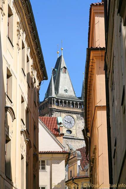 Zelezna, vue sur la tour de l'Hôtel de Ville - Prague, République Tchèque