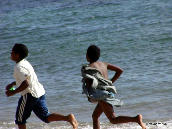 Course de gamins sur la plage, Saint-Leu - La Réunion