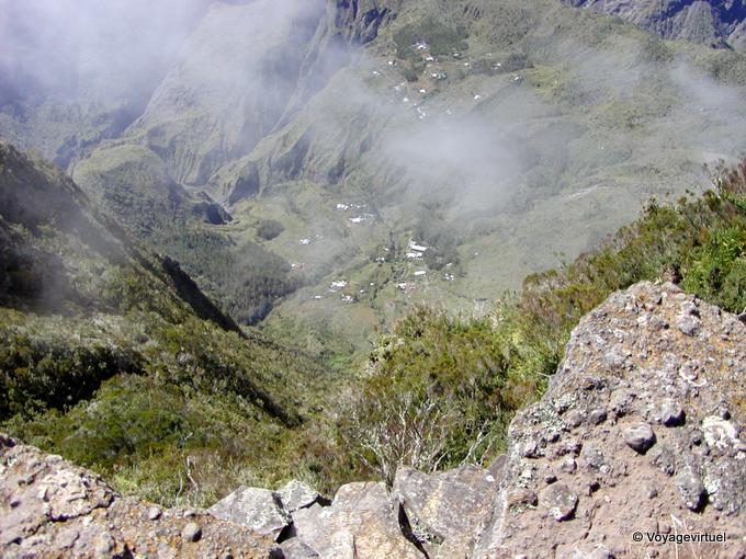 Ilet Roche Plate, habitat dispersé dans le cirque de Mafate - La Réunion