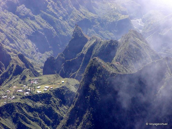 Ilet des Orangers dans le cirque de Mafate - La Réunion