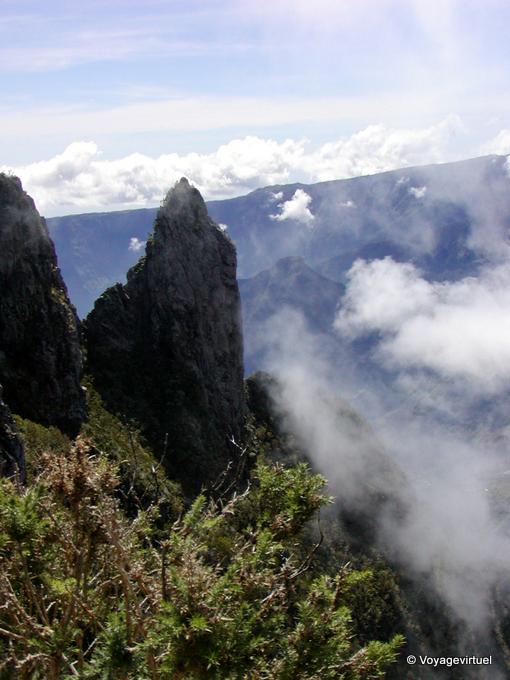 Aiguille du Piton Maïdo au-dessus de Mafate ennuagé - La Réunion