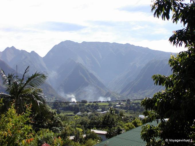 Dimitile, fumées au pied des montagnes - La Réunion