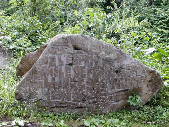 Le vent panse les blessures de l'esprit et comble de forêts par milliers ses trous de mémoire, stèle sur le chemin du Dimitile - La Réunion