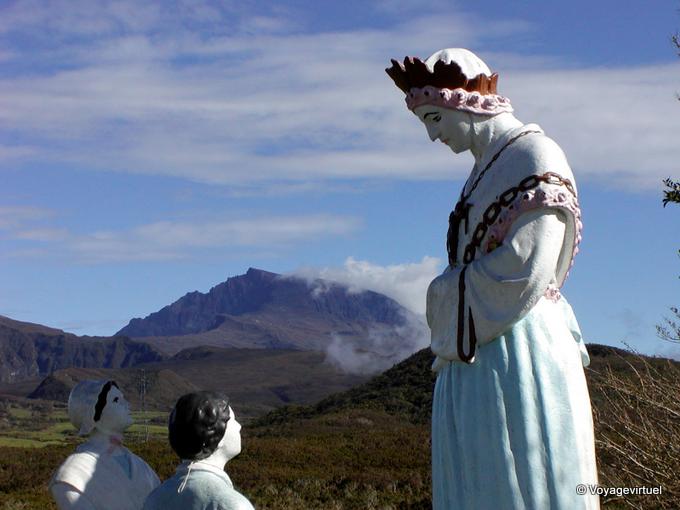 Vierge au col de Bellevue, devant le piton des Neiges, volcan bouclier - La Réunion