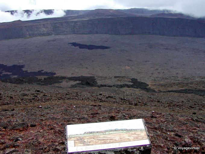 Les remparts de la Fournaise, Cratère Bory et sa caldeira - La Réunion
