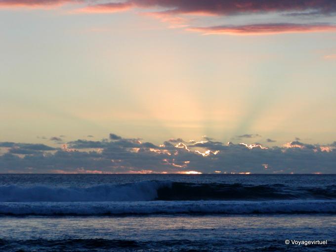 Vagues dans les lumières du soir - La Réunion