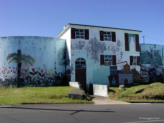 Une étrange maison avec un mur peint vers Bois de Nèfles - La Réunion