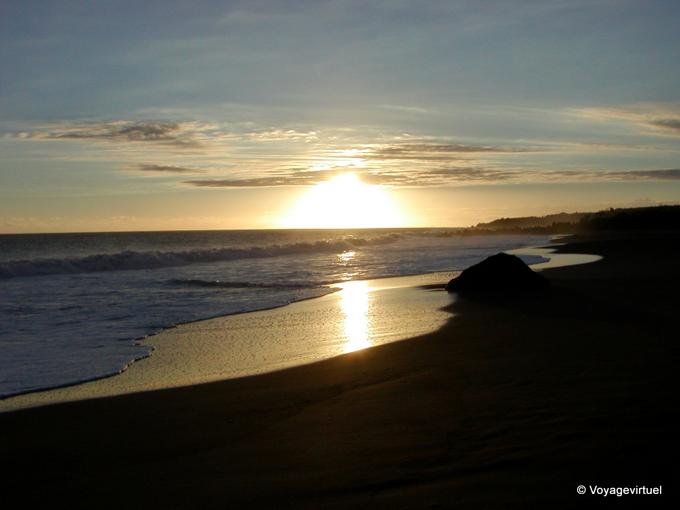 Plage et coucher de soleil vers la pointe de Bretagne - La Réunion