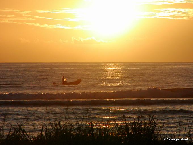 Coucher du soleil et bateau de passage vers Saint-Leu - La Réunion