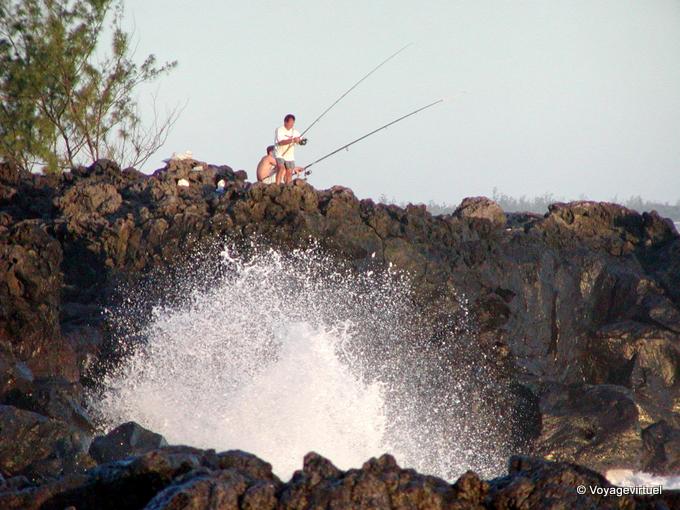 Les pêcheurs au Souffleur de Saint-Leu - La Réunion