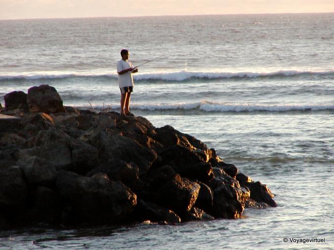 Pêche dans les embruns du Souffleur - La Réunion