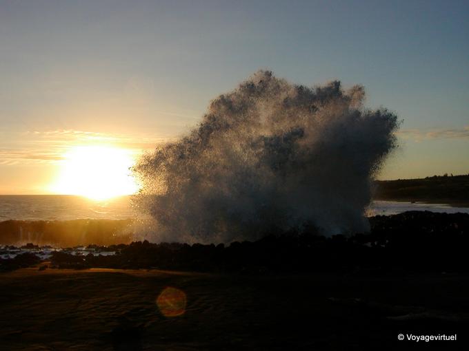 Le Souffleur de la Pointe au Sel au coucher du soleil - La Réunion