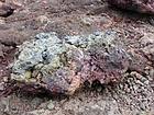 Bloc de lave coloré au Bory, La Réunion.