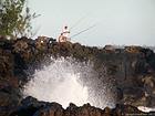 Les pêcheurs au Souffleur de Saint-Leu, La Réunion.