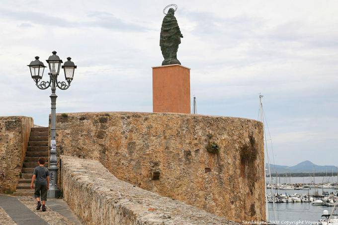Alghero, statue de Vierge sur une tour, bastioni Magellano - Sardaigne