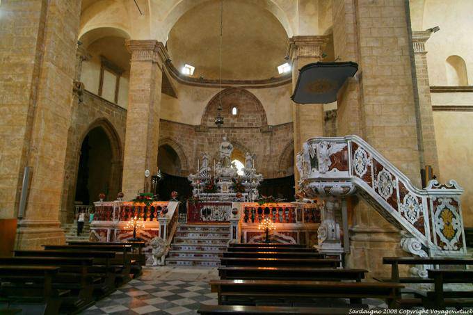 Alghero, Cattedrale Santa Maria, la chaire et le maître-autel, le presbytère - Sardaigne