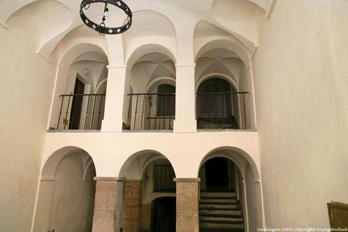 Alghero, architecture, complexe de voûtes et d'escaliers - Sardaigne