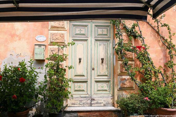 Arzachena, double porte et couleur locale - Sardaigne