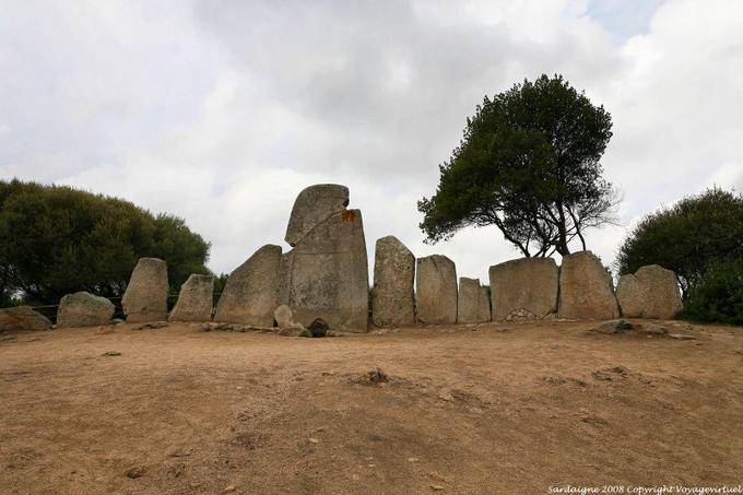 Panorama sur les dolmens du site Tomba dei giganti di Li Lolghi, Arzachena - Sardaigne