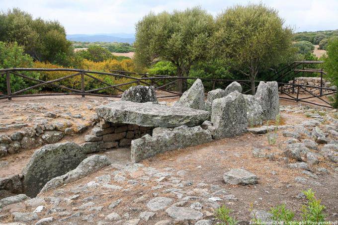 Ruines anciennes détruites par les Carthaginois, tombe du géant de Li Lolghi, Arzachena - Sardaigne