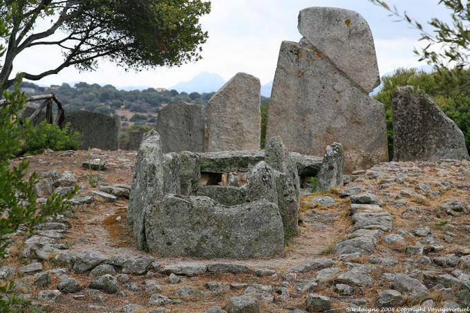 Restes du tombeau du grand géant sarde, 1900 avant JC, Arzachena Li Lolghi - Sardaigne