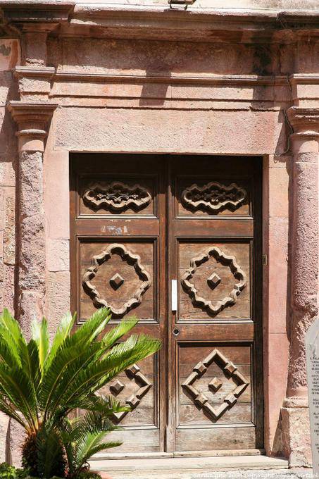 Bosa, corso Vittorio Emanuele II, porte à colonnes - Sardaigne