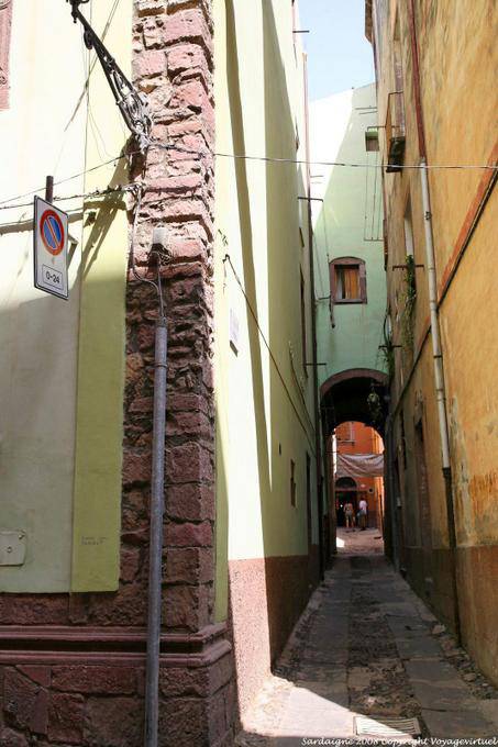 Bosa, la via Solferinu, ruelle vue du corso Vittorio Emanuele II - Sardaigne
