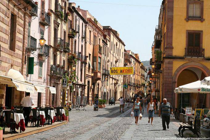 Bosa, corso Vittorio Emanuele II, vue depuis la place Costituzione - Sardaigne