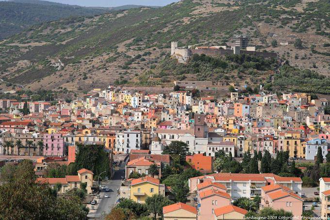 Bosa, panorama sur la ville et le château depuis la strada Macomer - Sardaigne