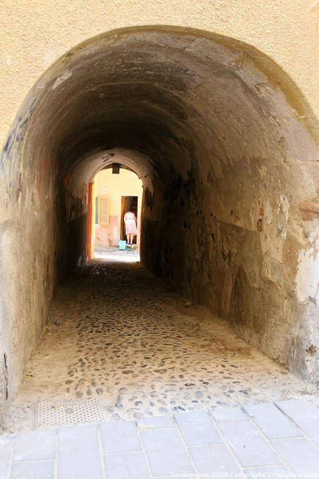 Bosa, passage dans la via Chassusolo - Sardaigne