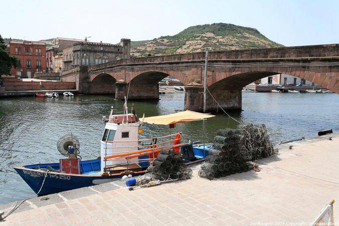 Bosa, Ponte Vecchio, vue depuis la Via San Gustia, vers l'extérieur de la ville - Sardaigne