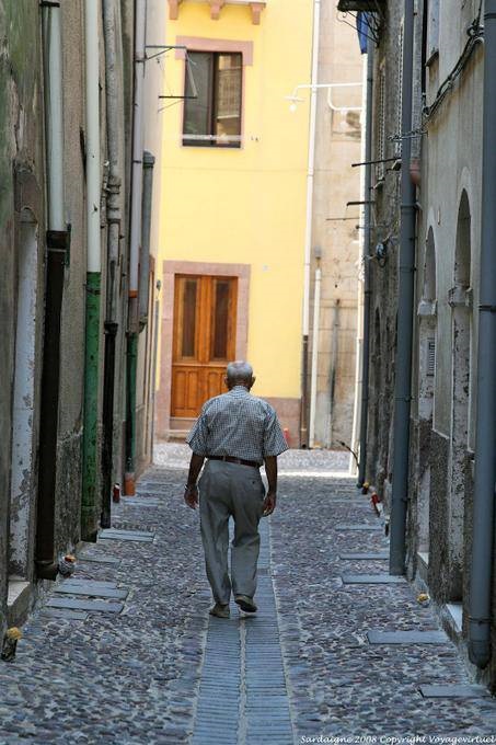 Bosa, vieux Sarde dans une ruelle - Sardaigne