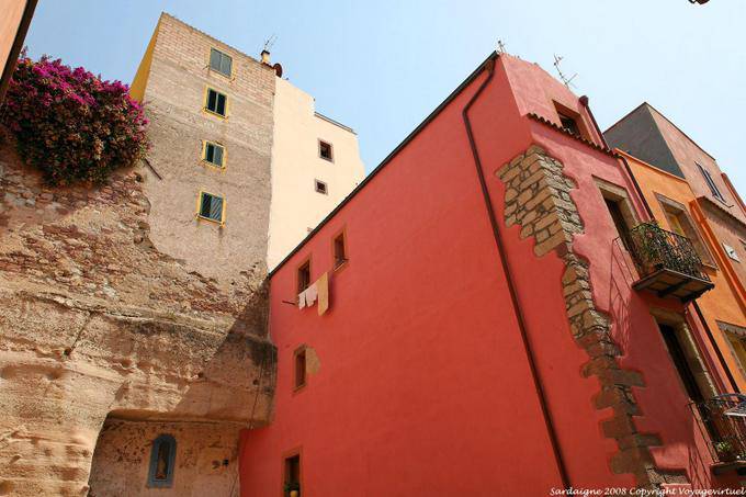 Bosa, via San Ignazio, décrochement d'immeuble - Sardaigne