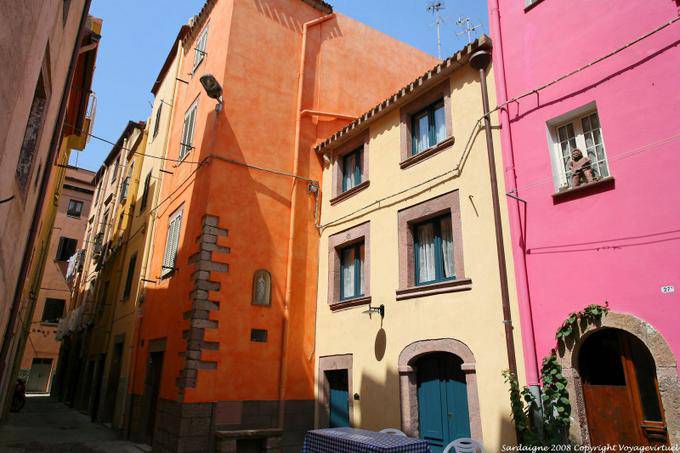 Bosa, vicolo della Scuda, joyeuses couleurs des façades - Sardaigne