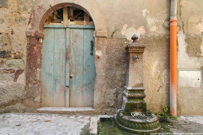 Bosa, vicolo della Scuda, fontaine de rue - Sardaigne