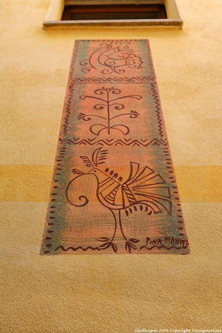 Bosa, vicolo della Scuda, motifs peints sur un mur de façade - Sardaigne