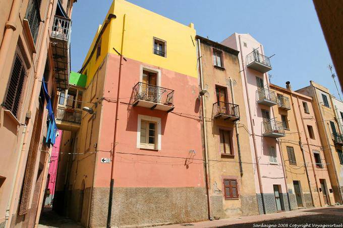 Bosa, vicolo della Scuda, un passage entre les maisons typiques - Sardaigne