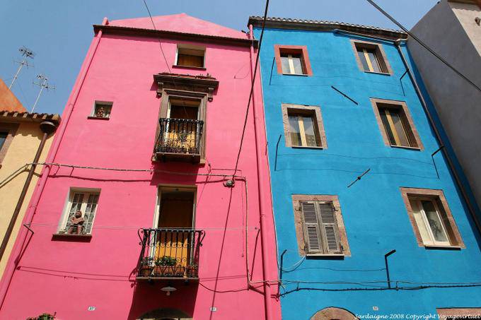 Bosa, vicolo della Scuda, façade rose et façade bleue - Sardaigne