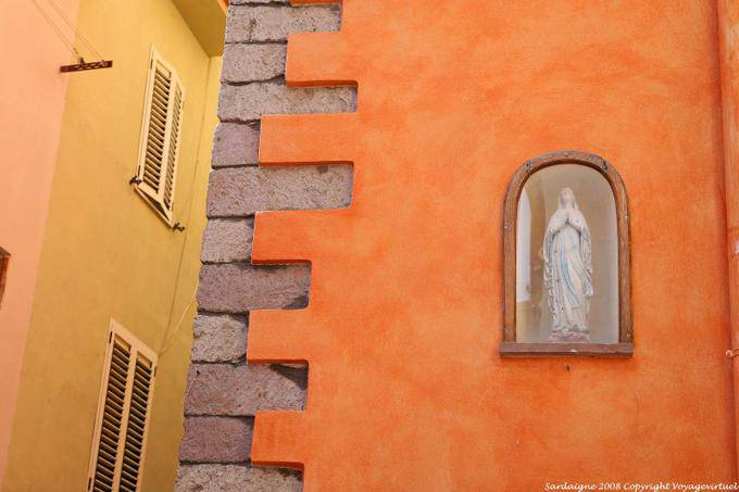Bosa, vicolo della Scuda, Vierge enchâssée dans un mur - Sardaigne