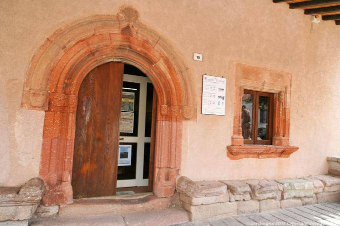 Porche en trachyte rouge, Forum Traiani, Casa Aragonese, Fordongianus - Sardaigne