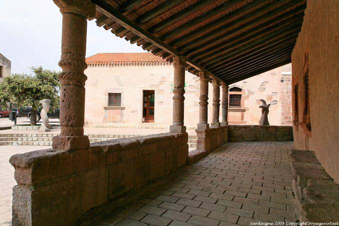 Colonnes de trachyte rouge, Fordongianus, Forum Traiani, Casa Aragonese - Sardaigne