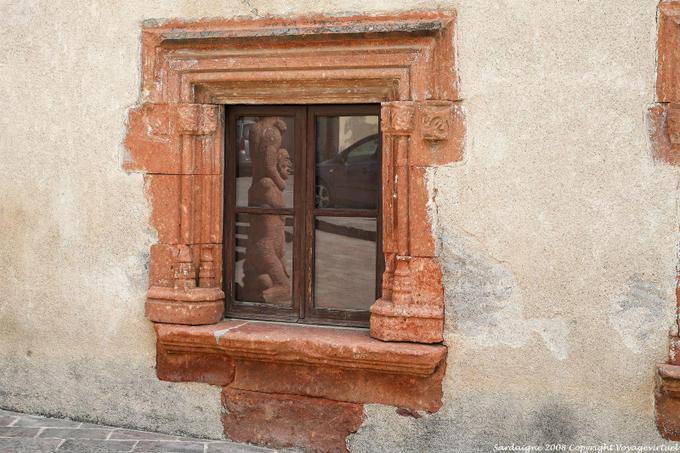 Fordongianus, Forum Traiani, reflet dans une fenêtre - Sardaigne