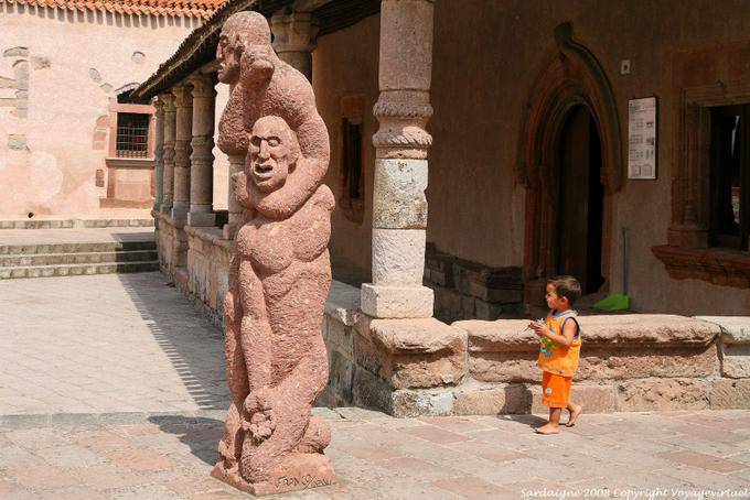 Fordongianus, sculpture en trachite, roche magmatique effusive - Sardaigne