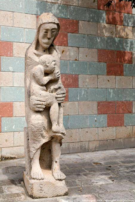 Fordongianus, statue de l'enfant au sein devant l'église San Pietro Apostolo - Sardaigne