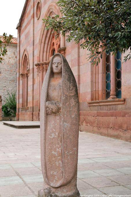 Fordongianus, statue ovoïde devant San Pietro - Sardaigne