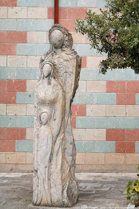 Fordongianus, statue triple devant l'église San Pietro Apostolo - Sardaigne