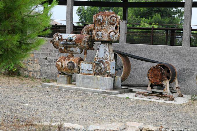 Ingurtosu Naracauli, vestiges de mine, une machine rouillée - Sardaigne