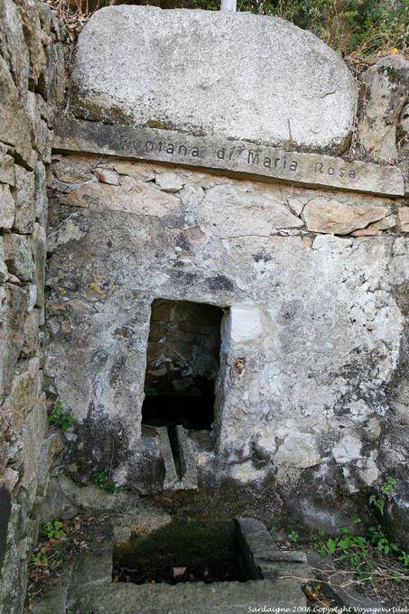 Luogosanto, fontana di Maria Rosa - Sardaigne