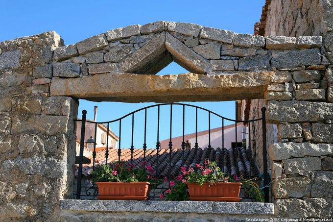 Luogosanto, piazza San Quiricio - Sardaigne